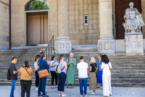 Educational Tour 2024 - Gruppe steht vor dem Museum Wiesbaden