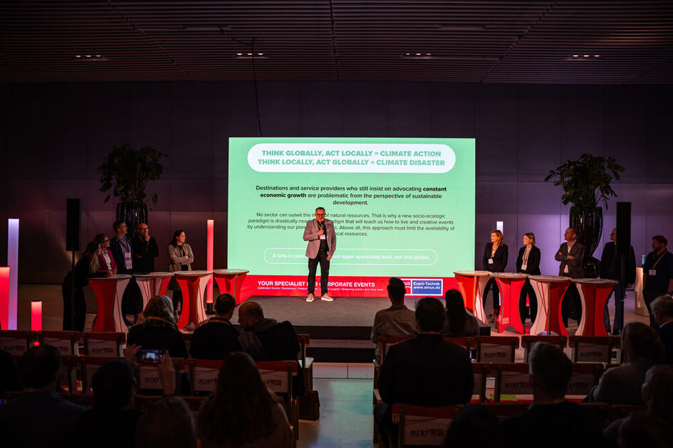 Menschen stehen auf der Bühne