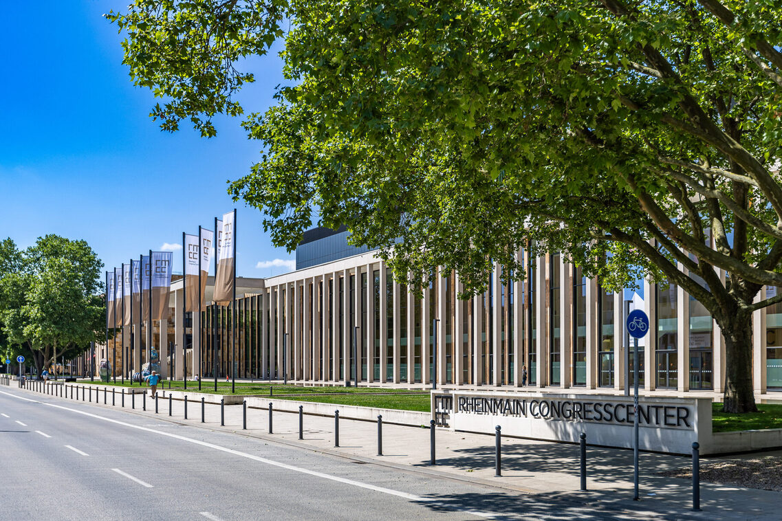 Außenansicht des RMCC Wiesbaden mit Blick von der Nord Seite