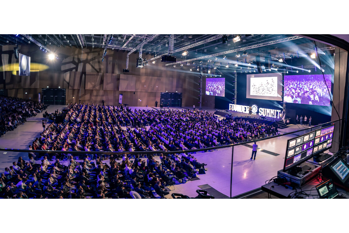RheinMain CongressCenter - Halle Nord mit Tribüne
