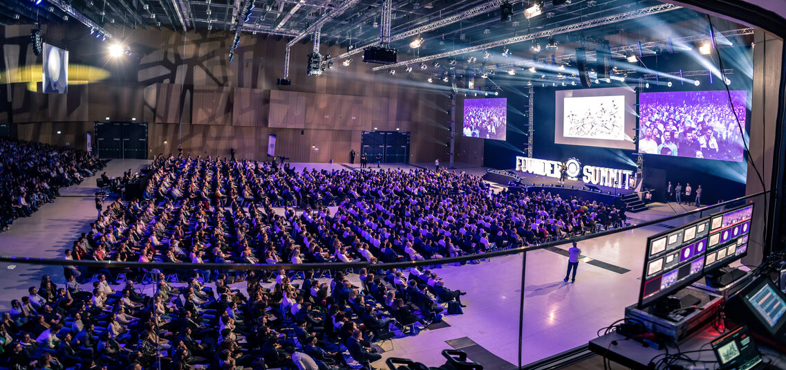 RheinMain CongressCenter - Halle Nord mit Tribüne