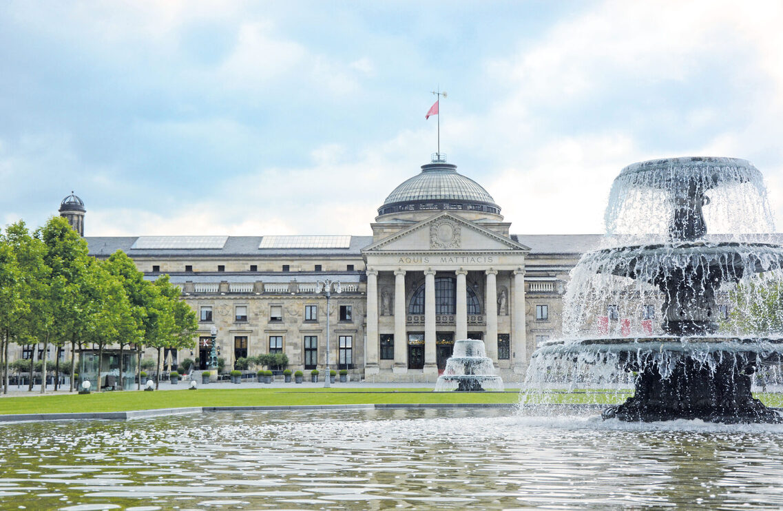 Kurhaus Wiesbaden Außenansicht mit Brunnen