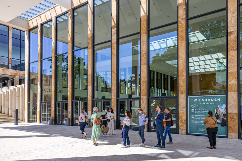 Stadtgäste während einer Führung stehen vor dem RMCC