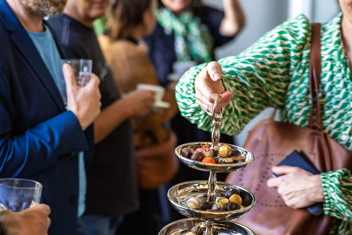 Eine Frau hält eine Etagere mit Pralinen