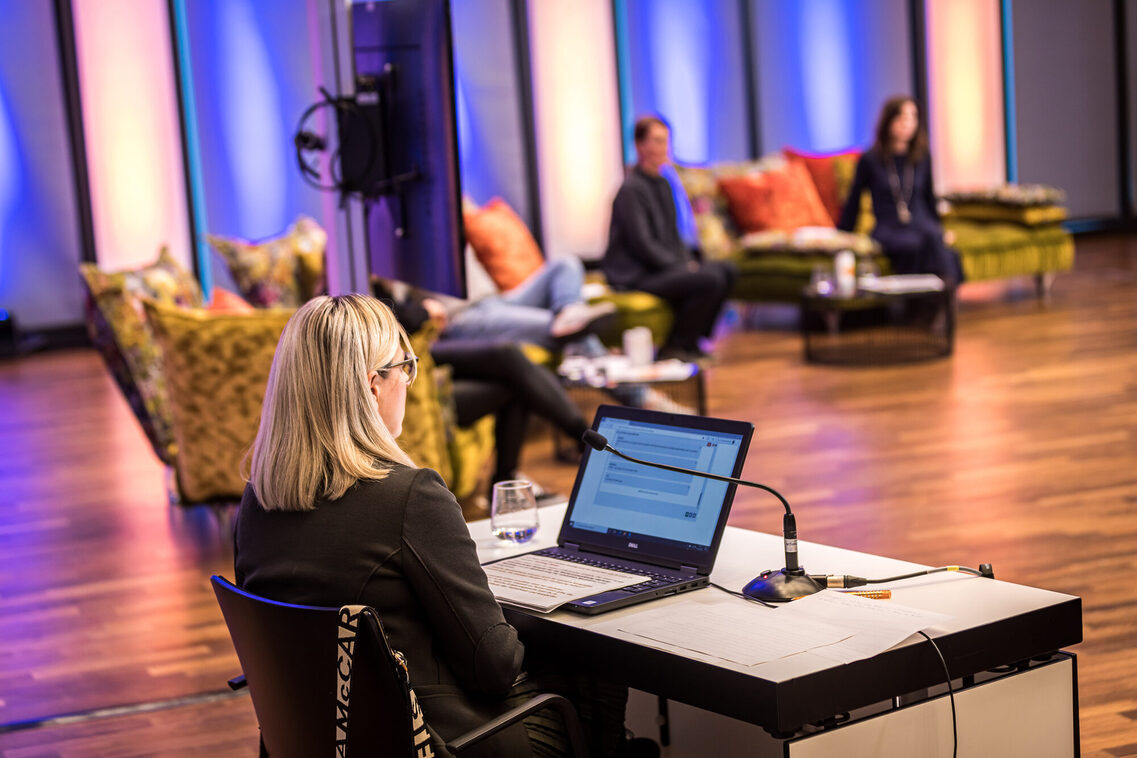 Convention Wiesbaden Campus - Frau sitzt im Studio vor einem Laptop