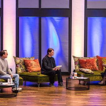 Drei Referenten sitzen auf den Sofas im Studio