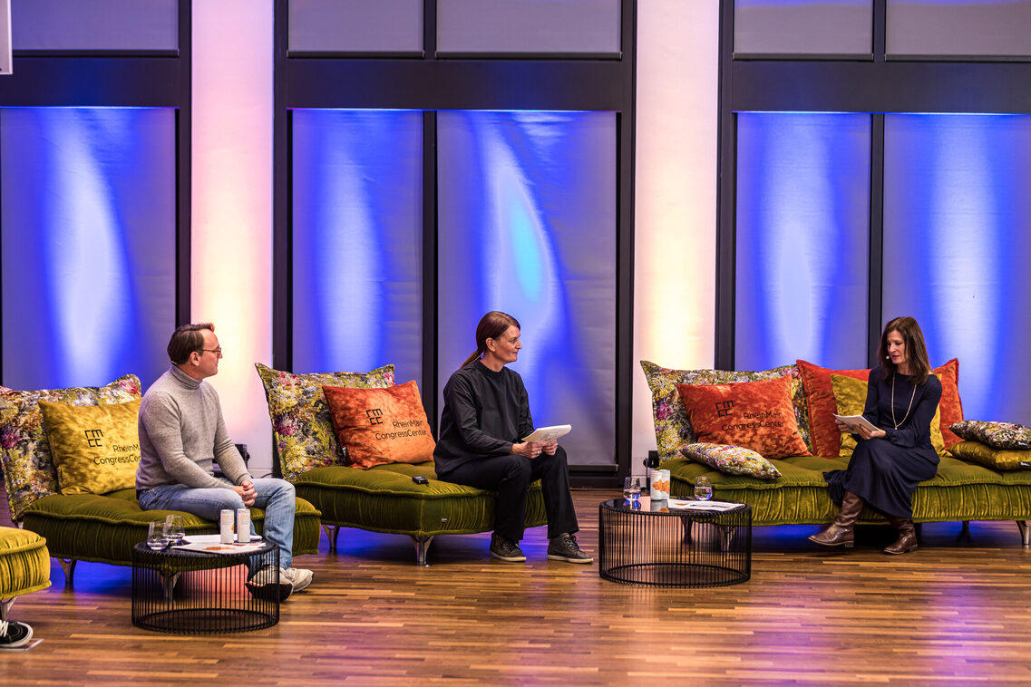 Drei Referenten sitzen auf den Sofas im Studio