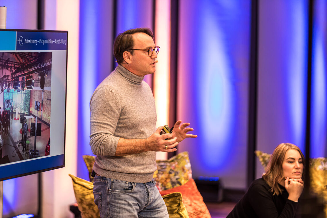 Ein Referent hält die Rede im Studio