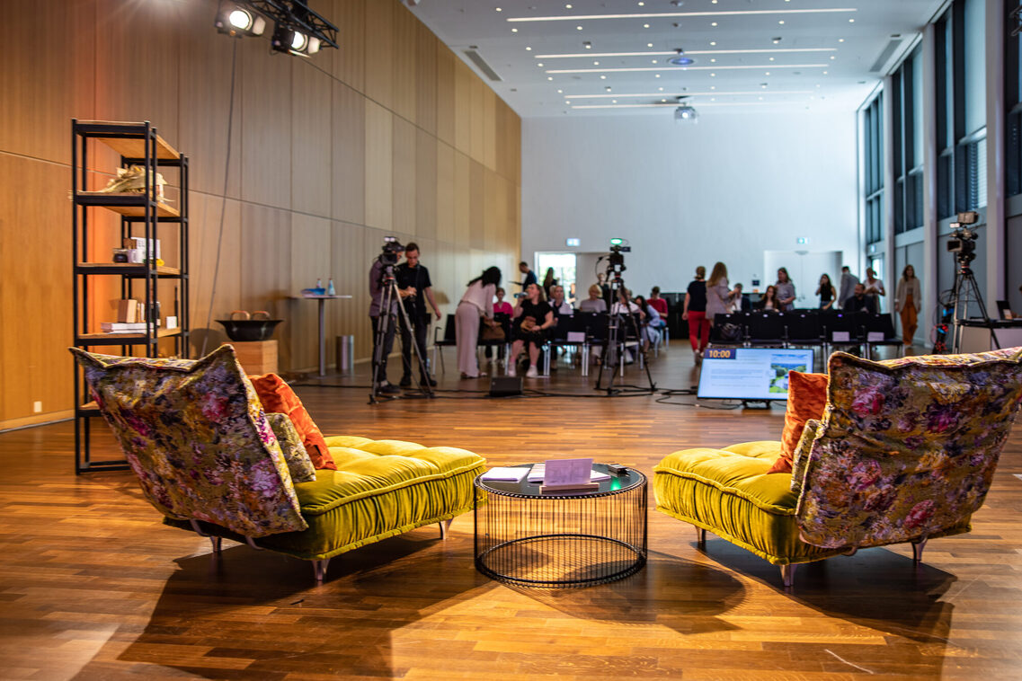 Zwei Sessel im Studio, Publikum sitz im Hitergrund