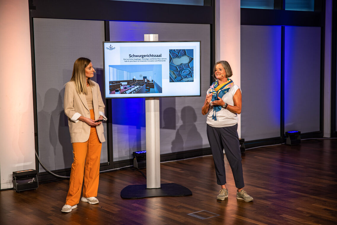 Zwei Frauen geben einen Vortrag