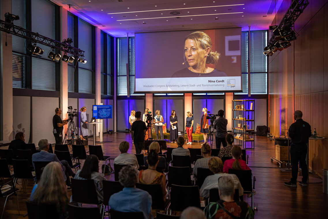 Das Publikum hört einen Vortrag zu