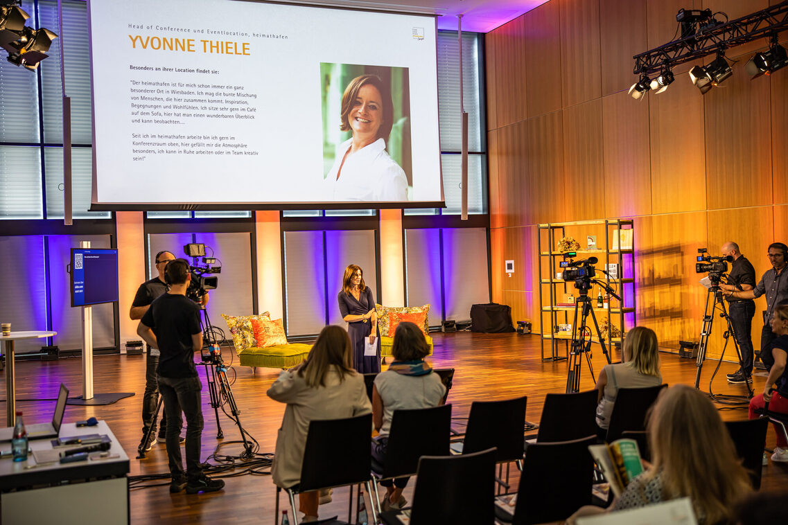 Eine Frau zeigt eine Präsentation