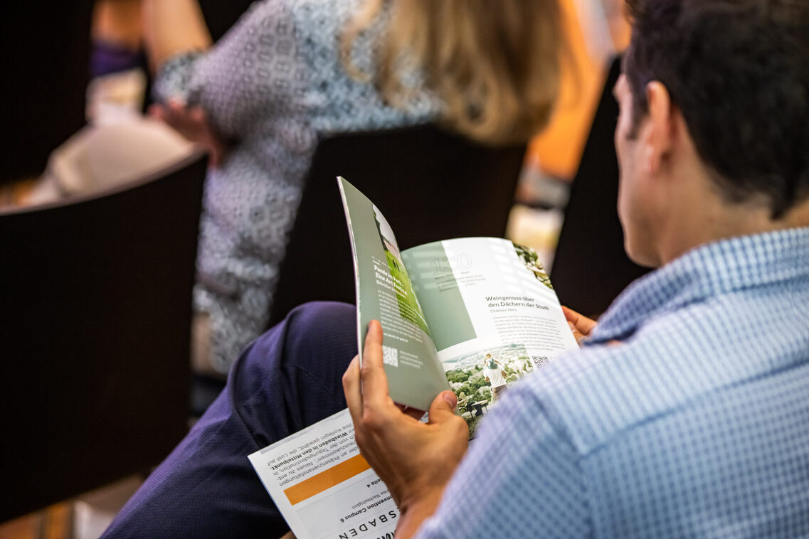 Ein Mann liest eine Broschüre