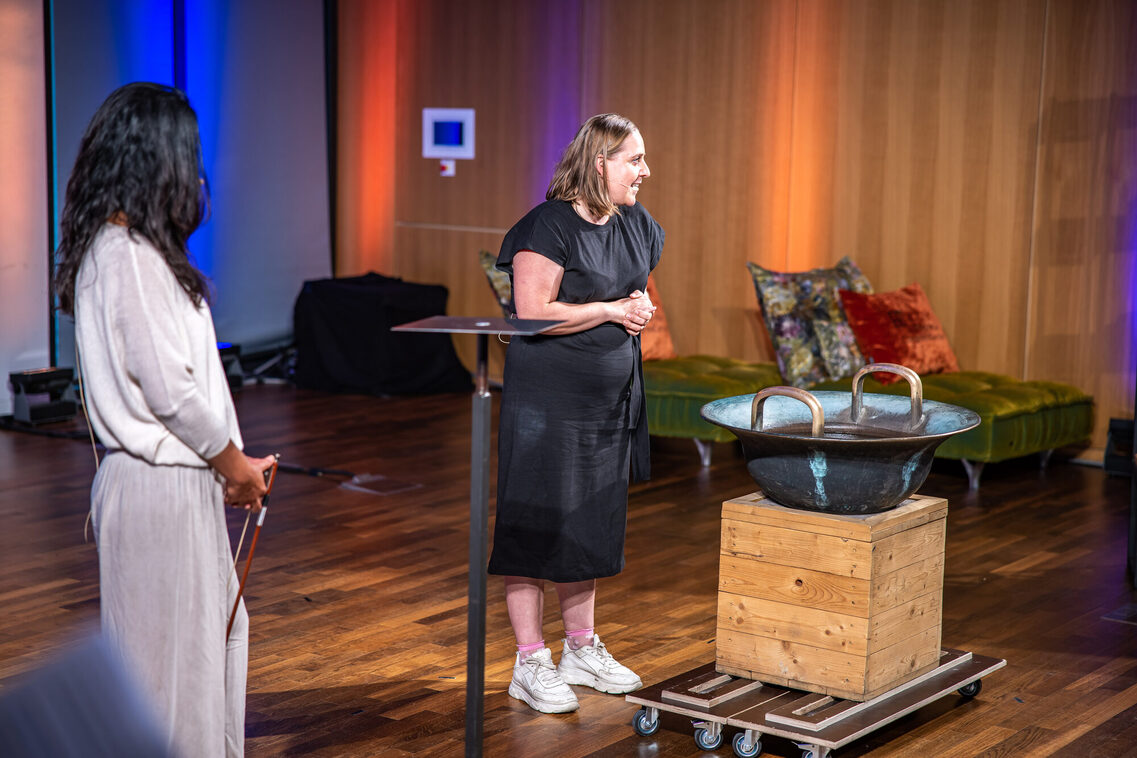 Eine Frau gibt einen Vortrag