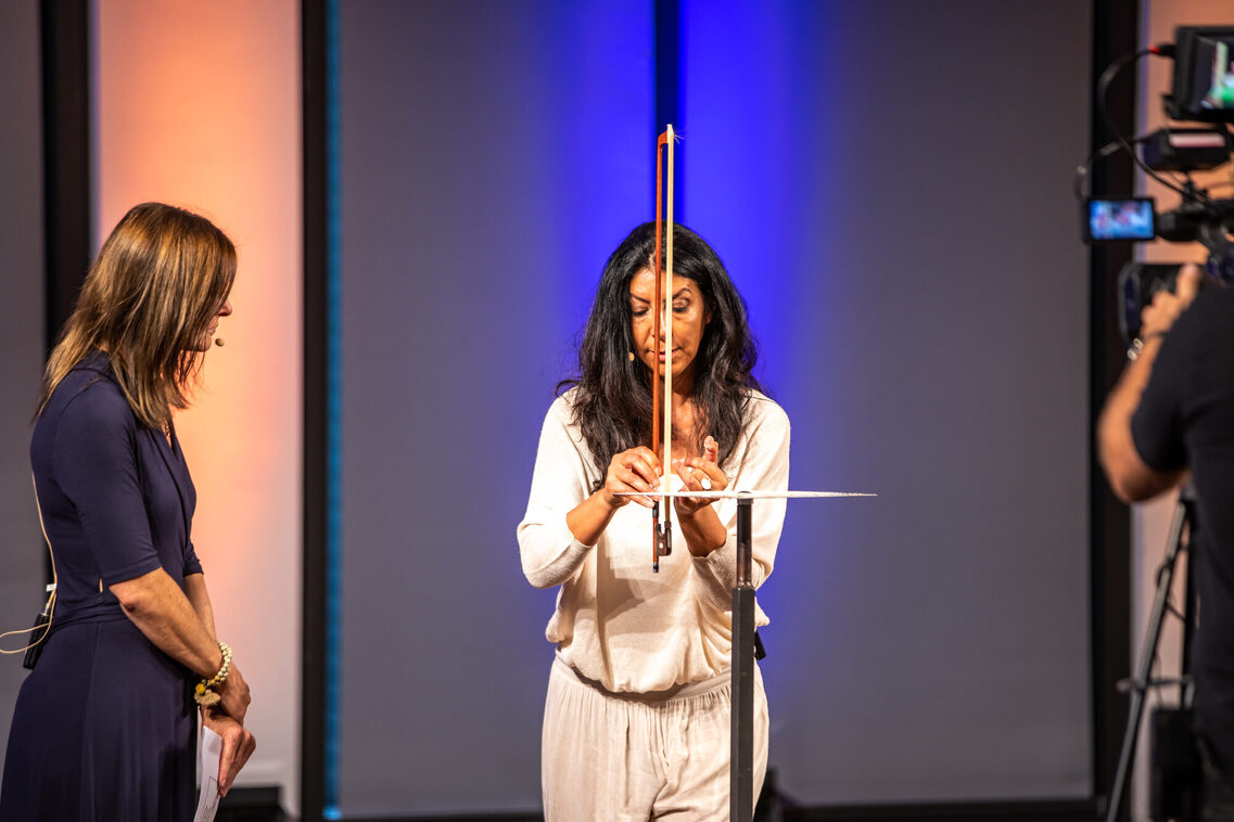 Eine Frau spielt Musik