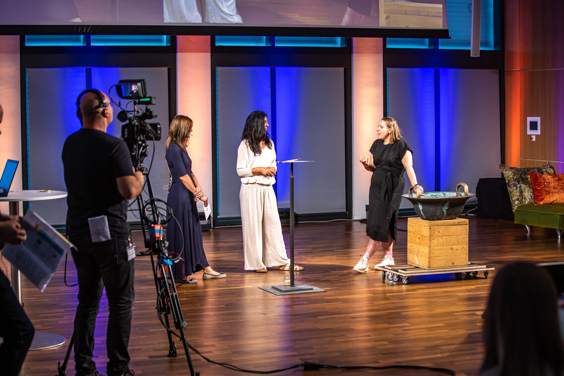 Eine Frau gibt einen Vortrag