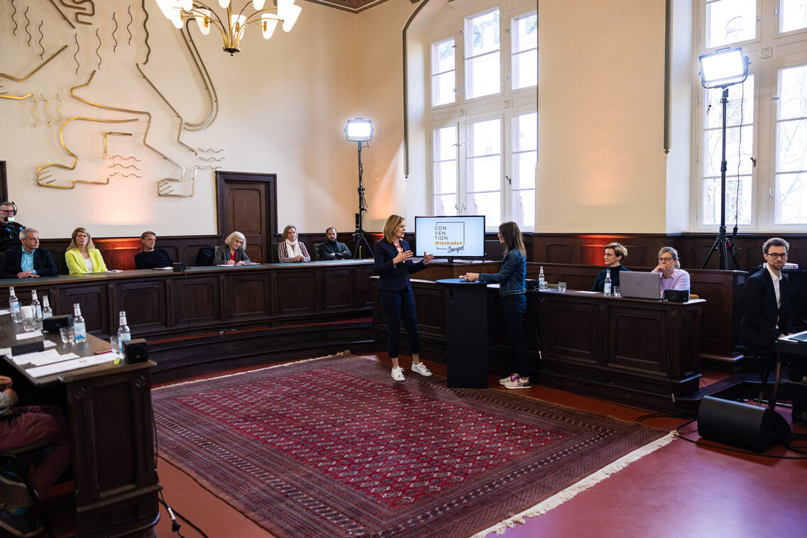 Zwei Frauen stehen ud unterhalten sich