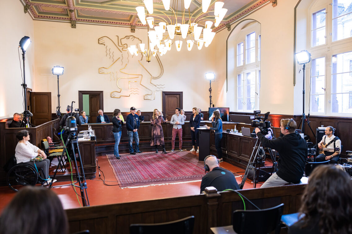 Speakers stehen vor dem Publikum