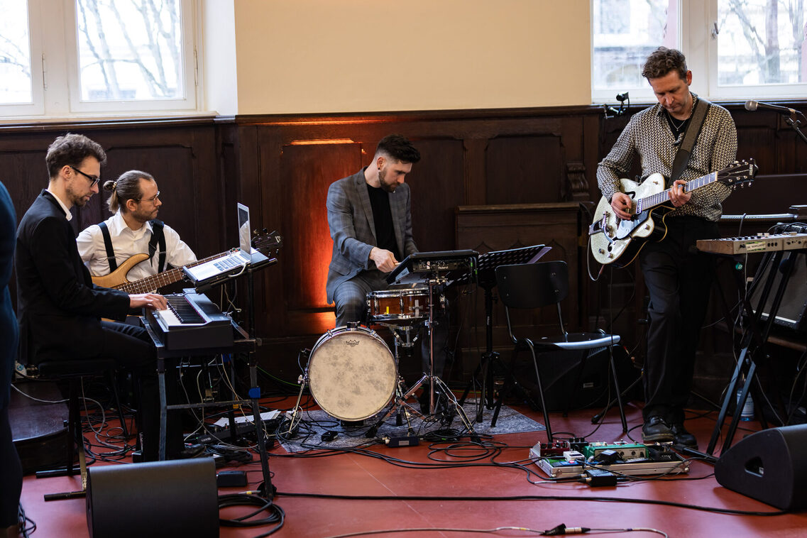 Vier Männer spielen Musik