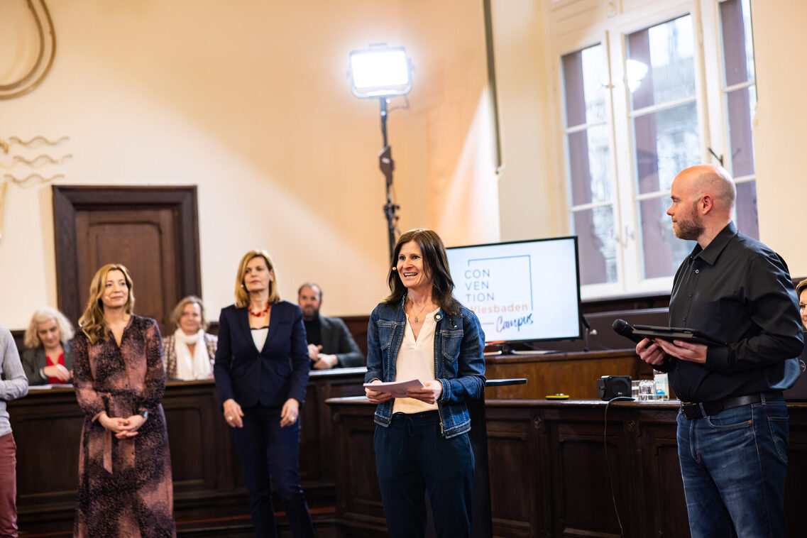 Drei Frauen und ein Mann vor dem Publikum