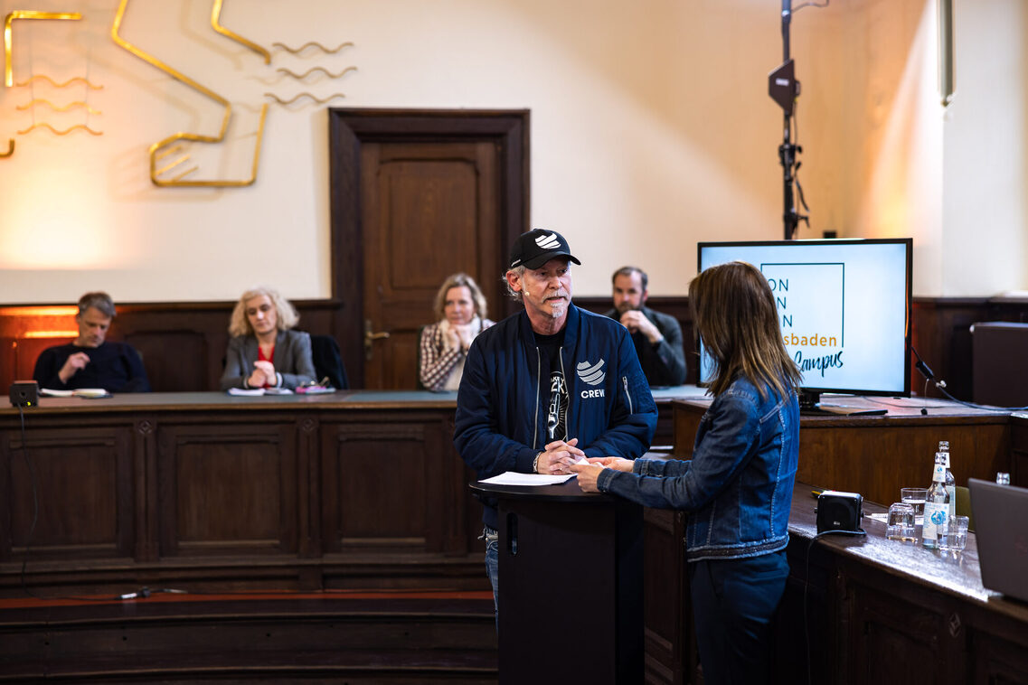 Eine Frau interviewt einen Mann