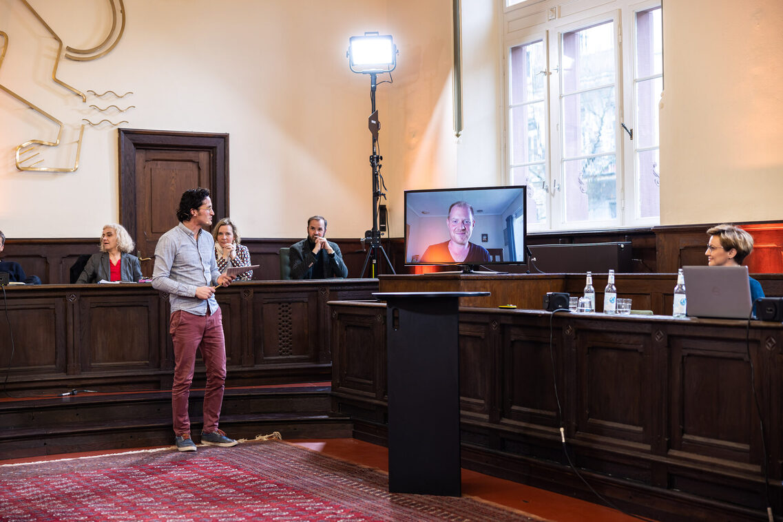 Ein Mann häl einen Vortrag