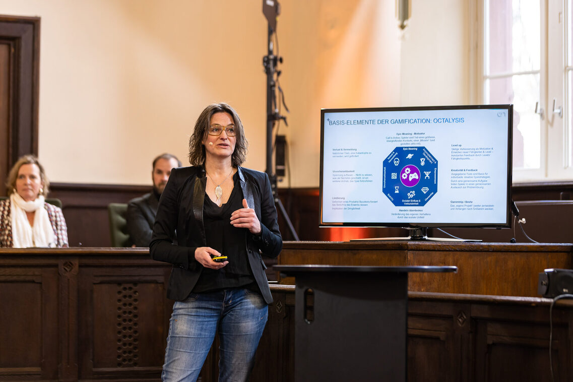 Eine Frau hält einen Vortrag