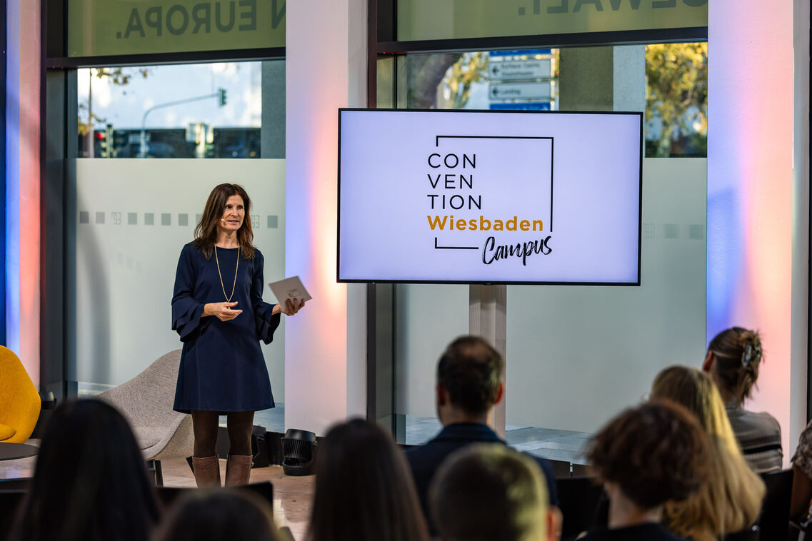 Ulrike Theis moderiert vor dem Publikum