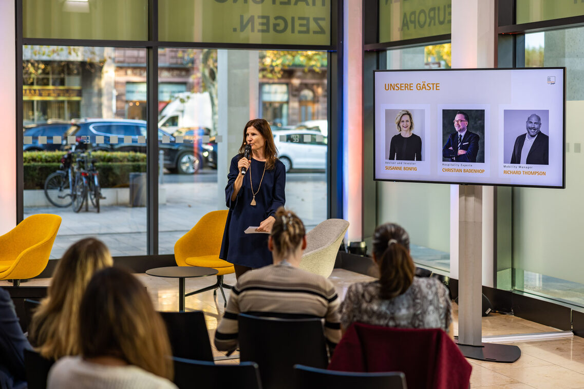 Ulrike Theis moderiert vor dem Publikum