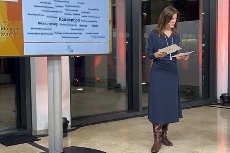 Frau im RMCC neben TV Bildschirm