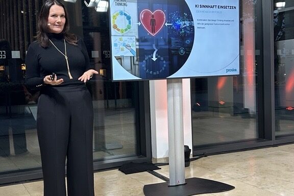 Frau im RMCC neben TV Bildschirm