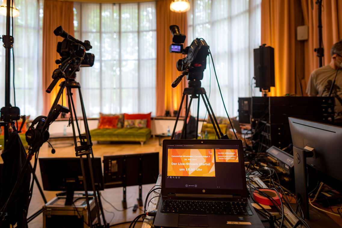 Lounge setting im Streaming-Studio im Kurhaus Wiesbaden