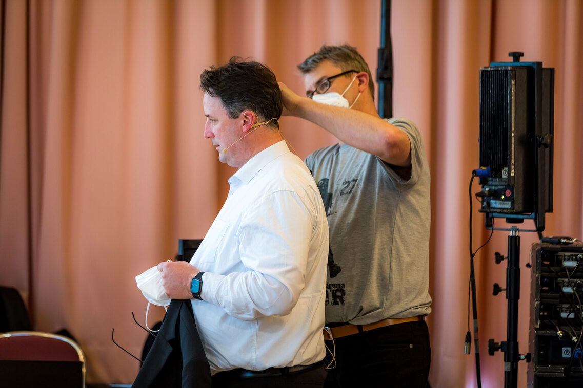 Der Speaker vor dem Live-Stream im Streaming-Studio im Kurhaus