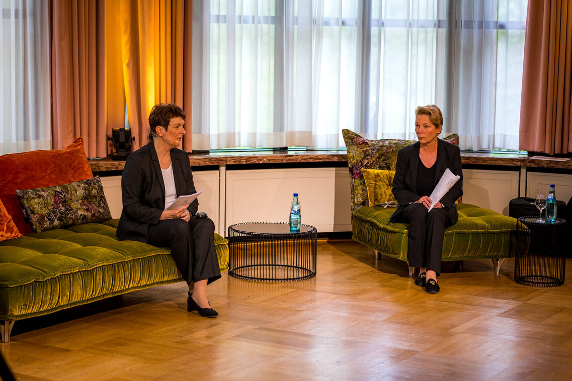 Die Moderatorinnen in der Lounge-Situation im Streaming-Studio