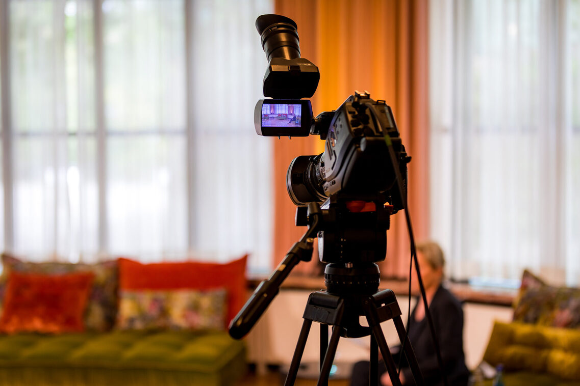 Eine Kameraaufnahme im Streaming-Studio