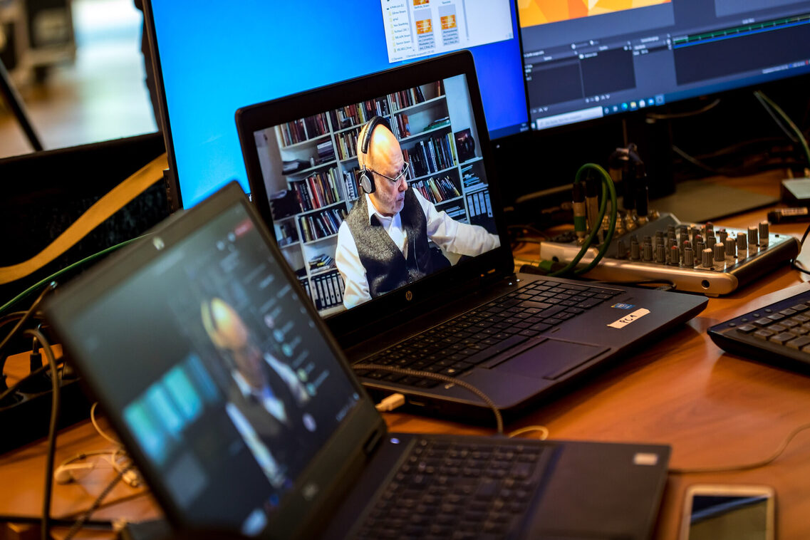 Der Campus-Speaker auf dem Laptop live übertragen