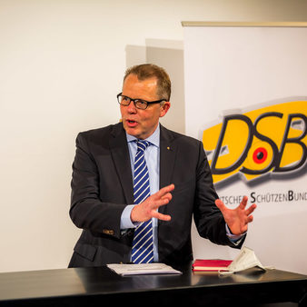 Jörg Brokamp am Sprechertisch