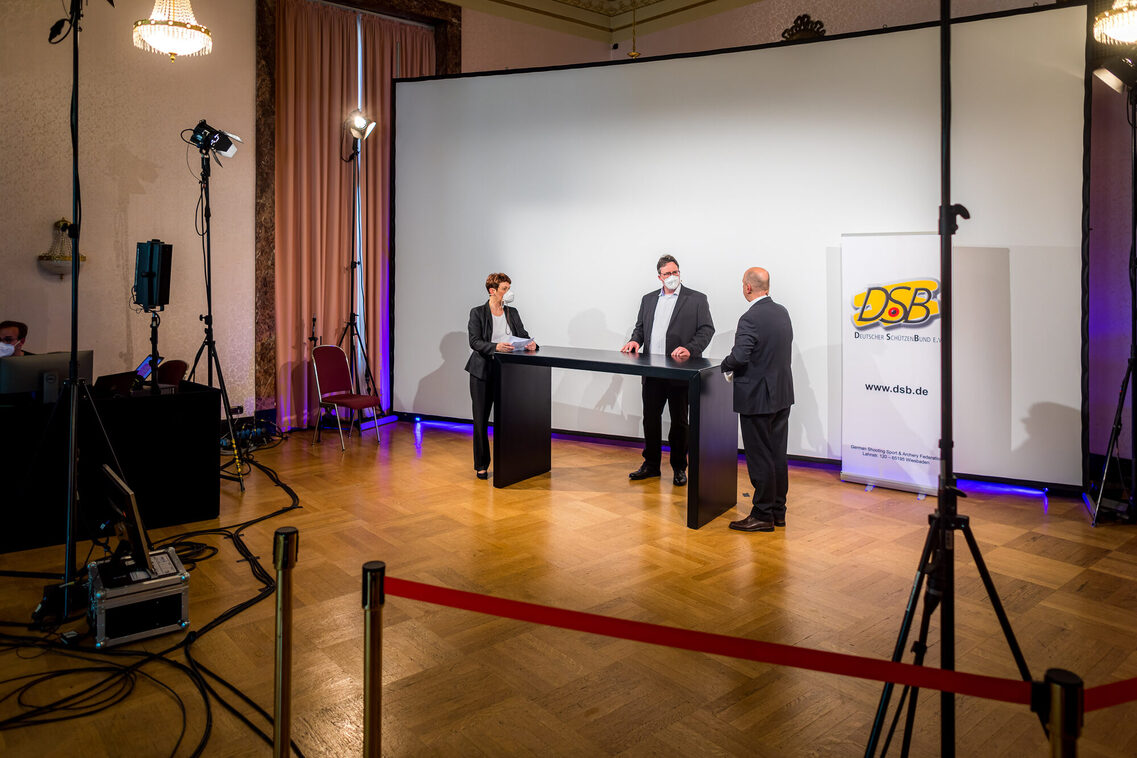 Moderatorin und zwei Speaker am Sprechertisch