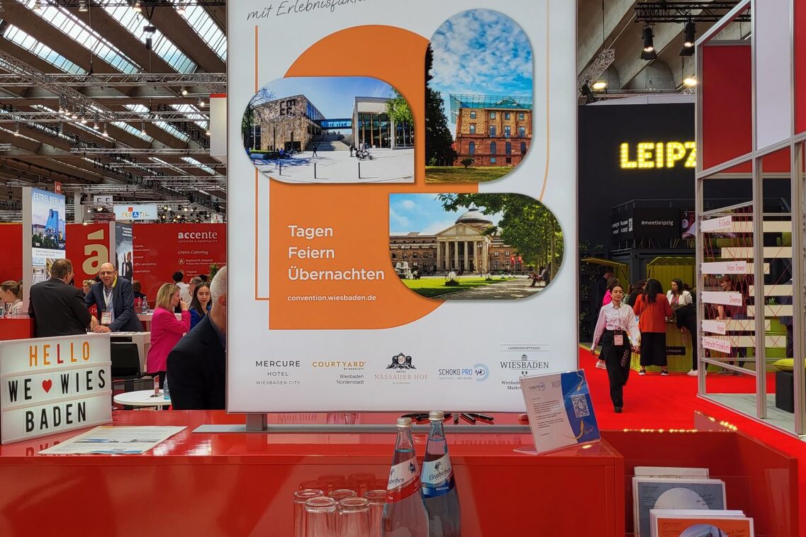 Ein Messestand mit einem Plakat