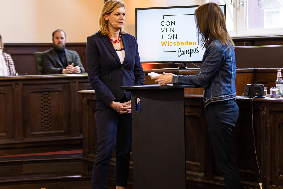 Eine Frau macht ein Interview