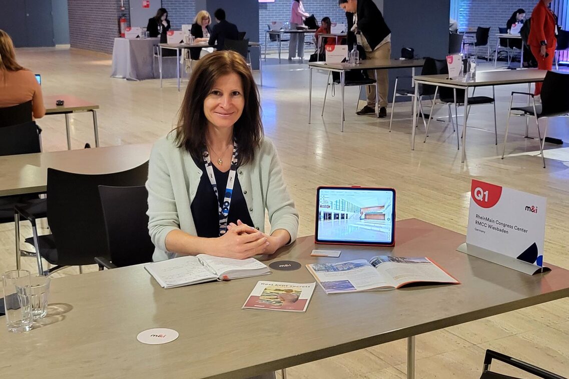 Ulrike Theis sitzt am Tisch