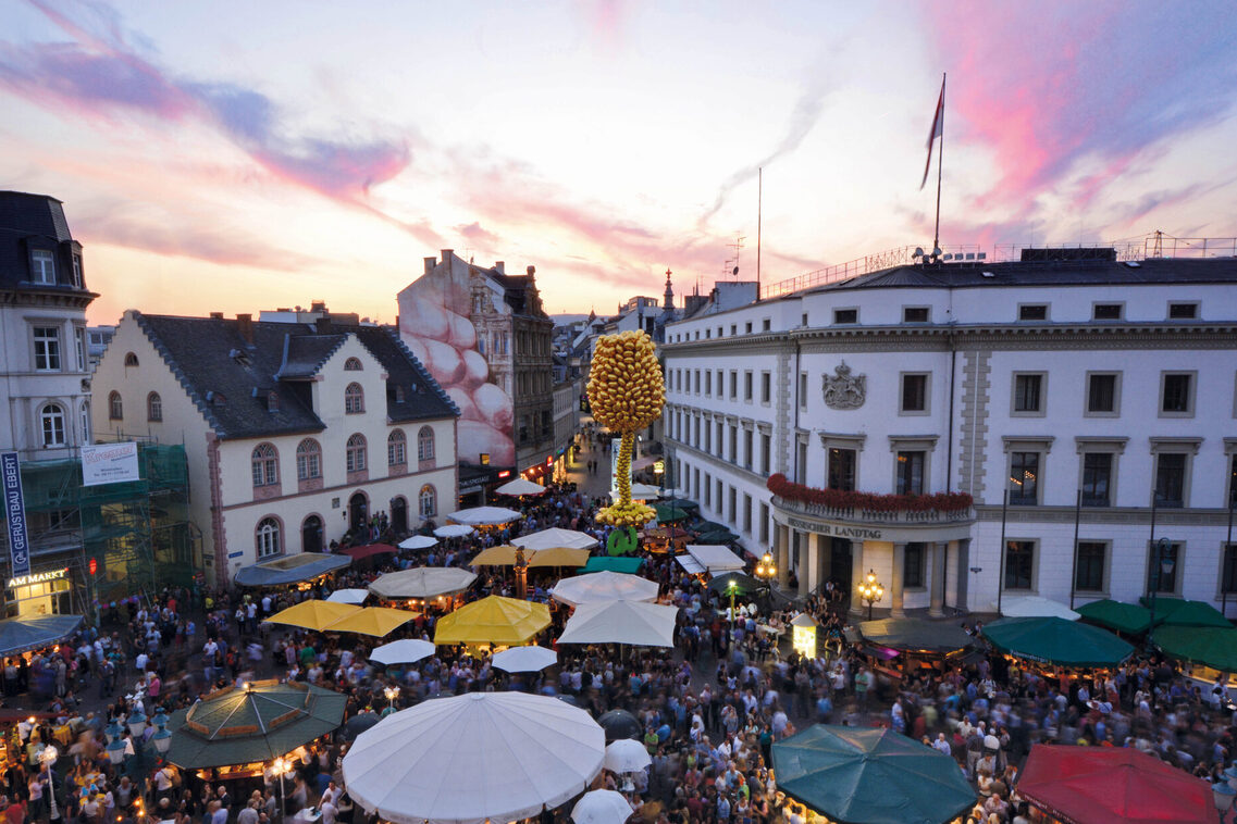 Weinfest am Marktplatz Wiesbaden Luftaufnahme