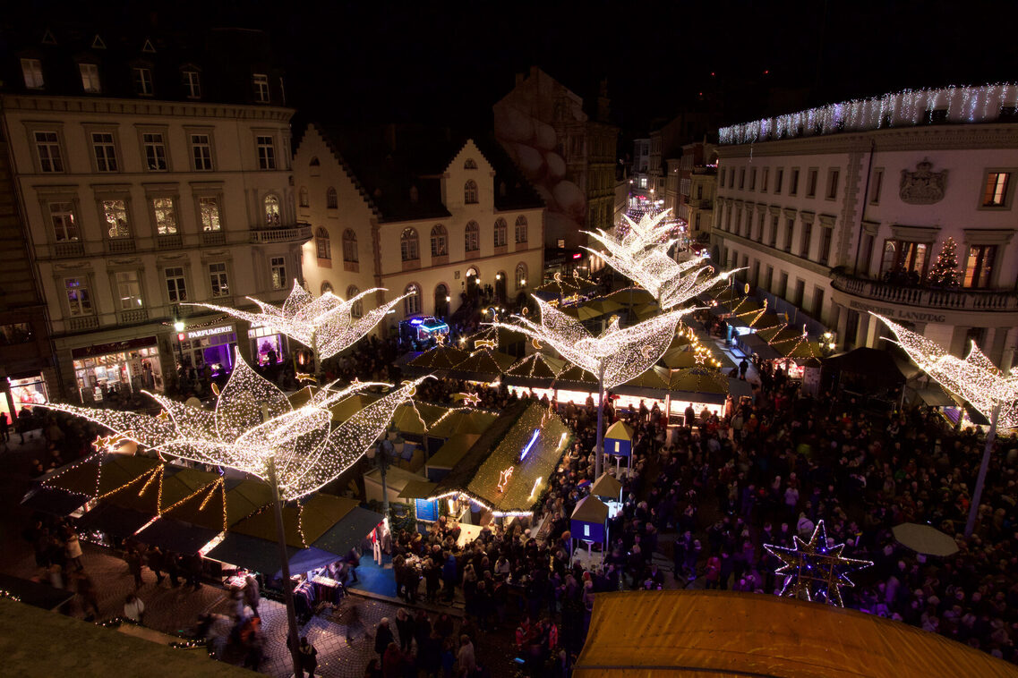 Weihnachtsbaum am Marktplatz in Wiesbaden Luftaufnahme