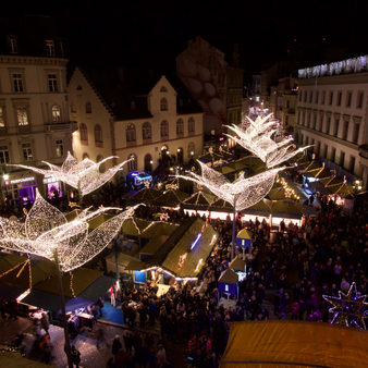 Weihnachtsbaum am Marktplatz in Wiesbaden Luftaufnahme