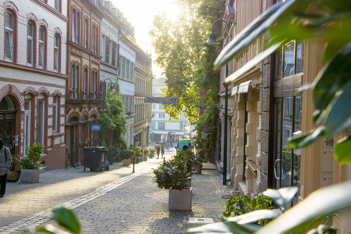 Sonnige Obere Webergasse in Wiesbaden