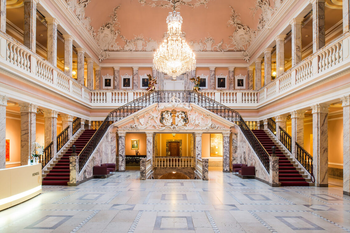 Das Foyer mit Treppenhaus im Henkell Sektkellerei in Wiesbaden