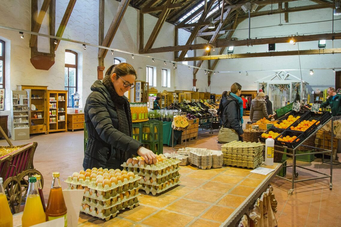 Eine Frau in Domäne Mechtildshausen kauft Eier