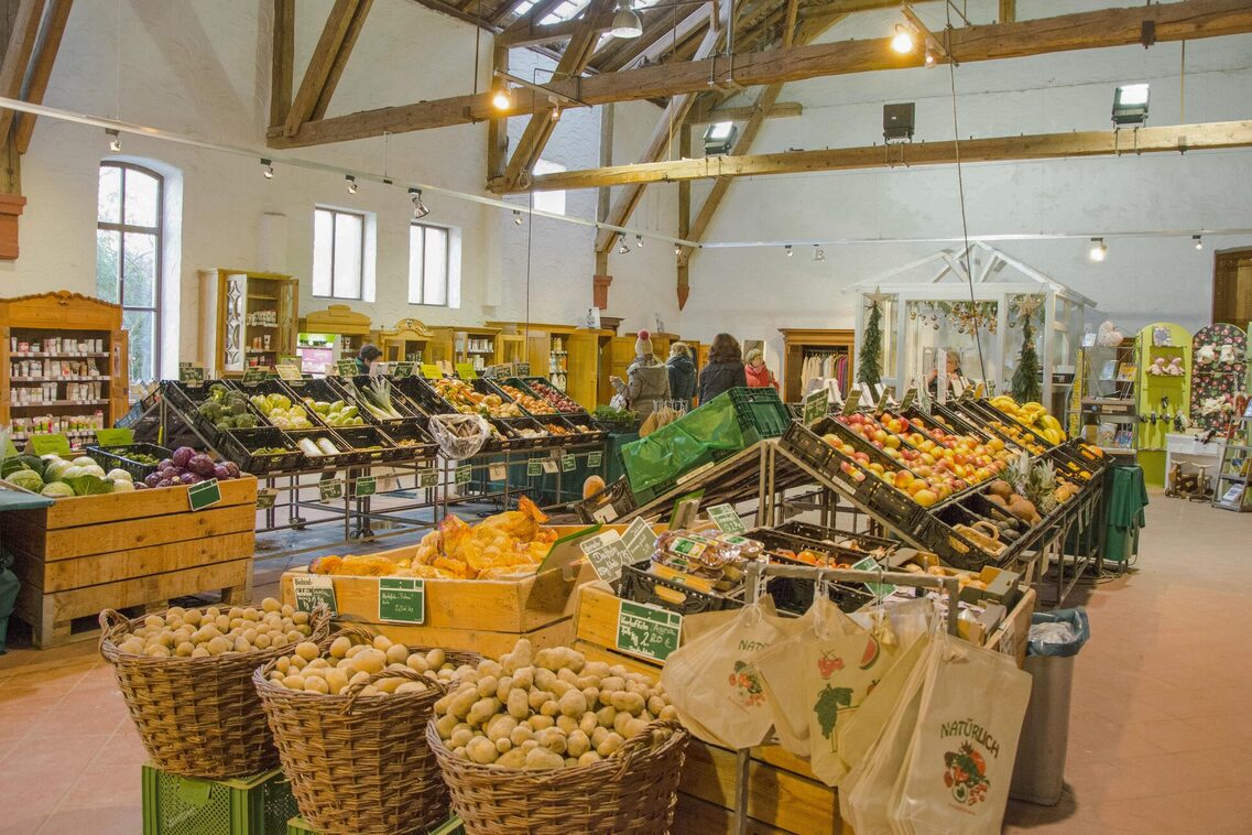 Markthalle in Domäne Mechtildshausen mit frischen Produkten