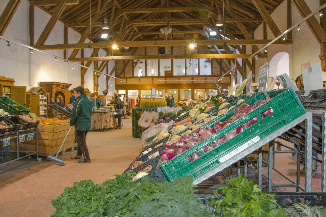 Markthalle in Domäne Mechtildshausen mit frischen Produkten