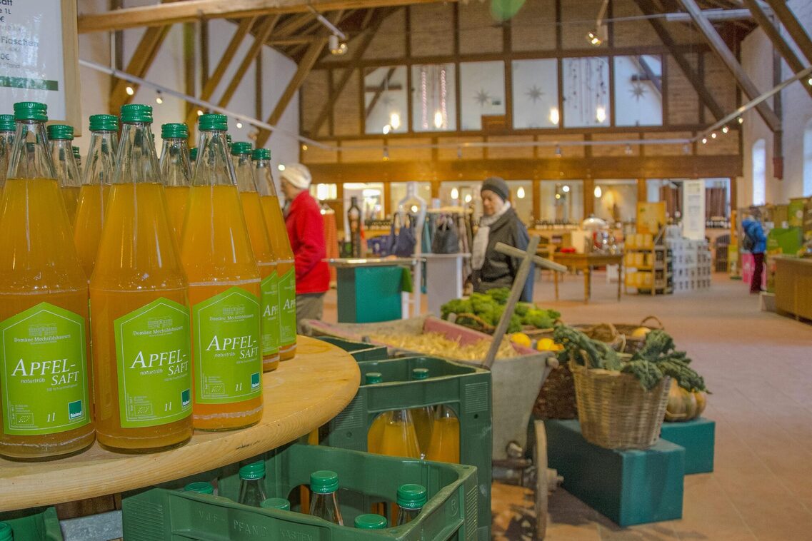 Markthalle in Domäne Mechtildshausen mit frischen Produkten